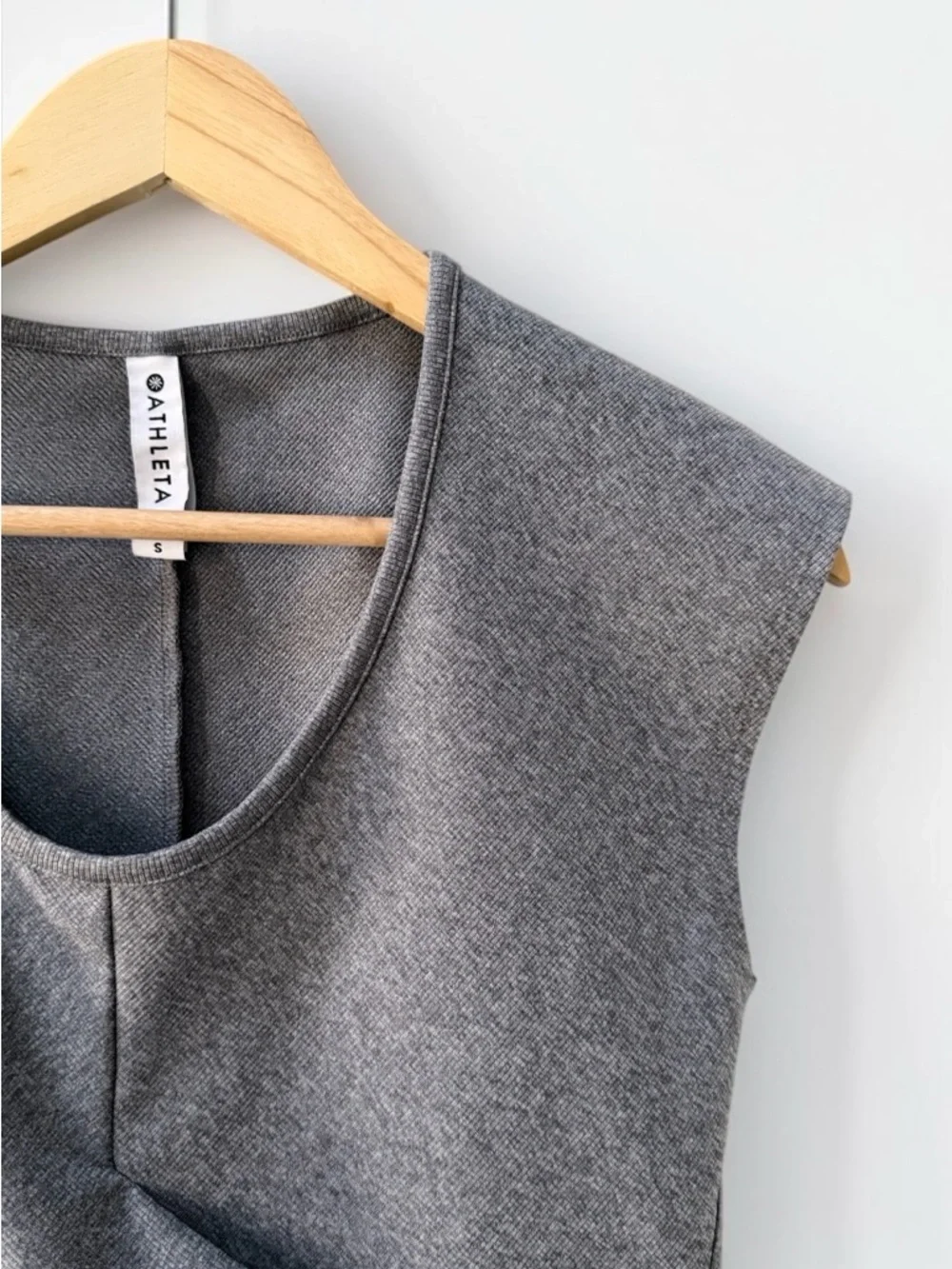 Athleta Women’s Gray Knit Stretch Top with Side Rouching! Small! - Picture 4 of 8